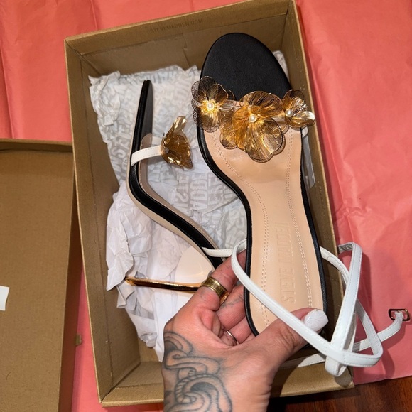 Steve Madden Black Sandals with Gold Floral Accents - Picture 6 of 6